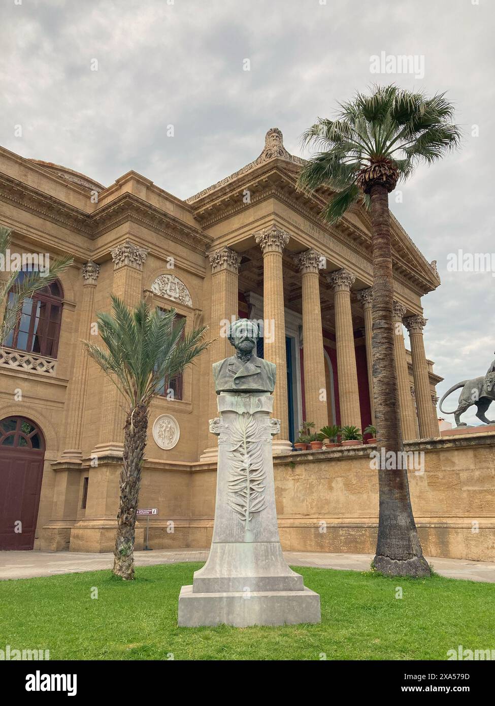 Italien, Palermo - 12. April 2024: Teatro Massimo auf der Piazza Verdi in Palermo Stockfoto