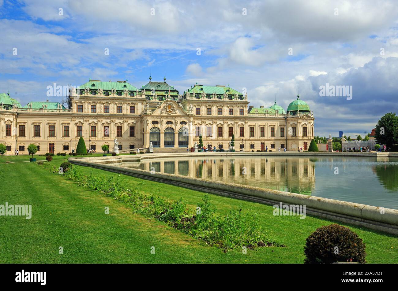 Wien, Österreich, 26-05-24. Schloss Belvedere und See, erbaut für Prinz Eugene. Es ist ein Palastpalast, der bei Besuchern Wiens beliebt ist Stockfoto