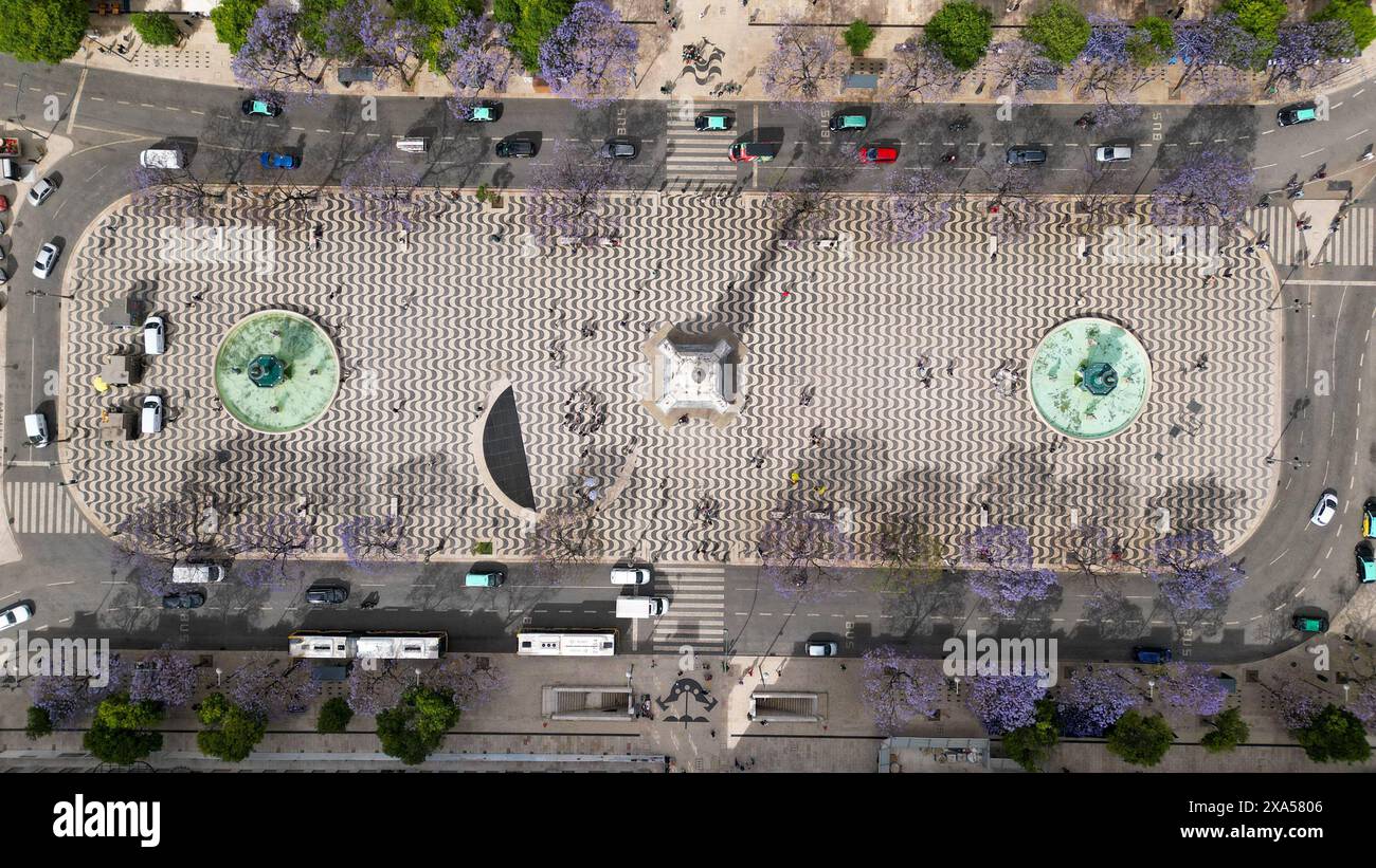 Ein Blick von oben auf Autos, die auf dem Rossio-Platz in Lissabon, Portugal, fahren Stockfoto
