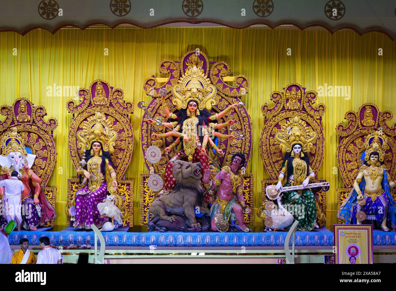 Kalkutta, Indien - 20. Oktober 2024: Pandalen mit Nachbildungen der Göttin Durga werden im Stadtzentrum während der Durga Puja Feiern gesehen, die jährlich stattfinden Stockfoto