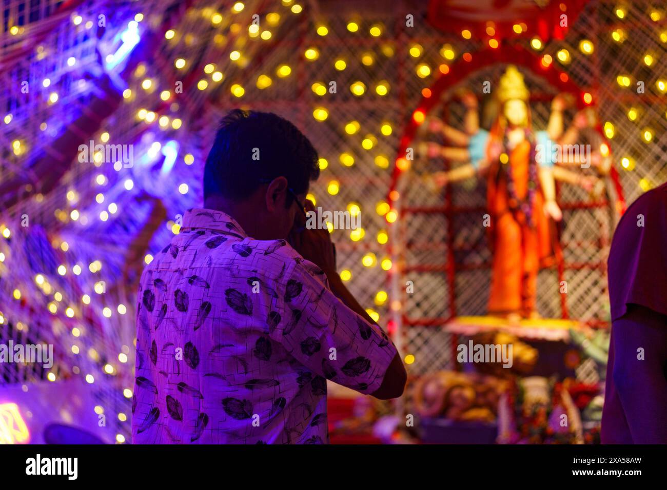 Kalkutta, Indien - 20. Oktober 2024: Pandalen mit Nachbildungen der Göttin Durga werden im Stadtzentrum während der Durga Puja Feiern gesehen, die jährlich stattfinden Stockfoto