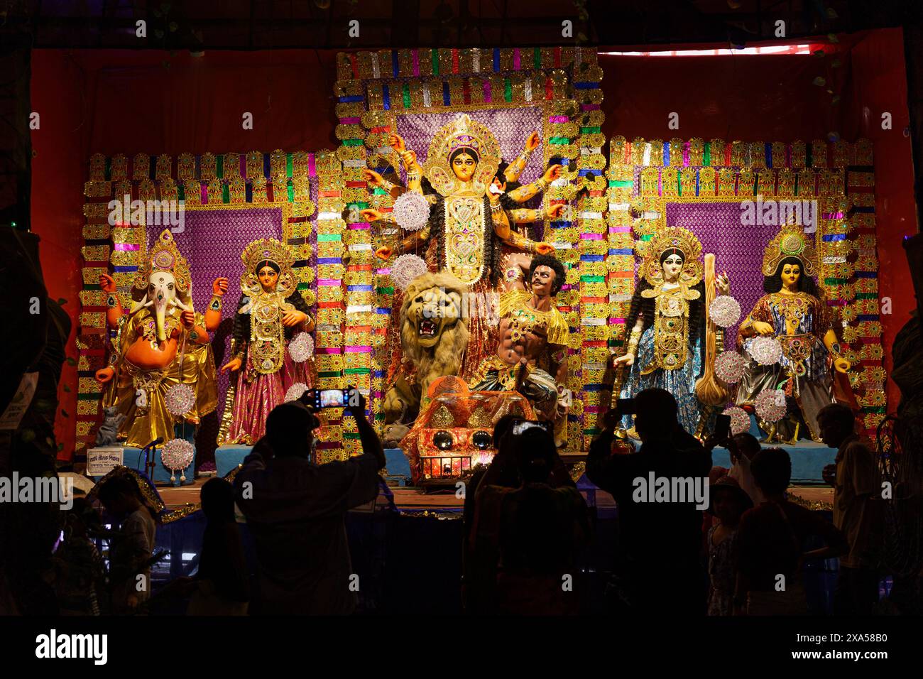 Kalkutta, Indien - 20. Oktober 2024: Pandalen mit Nachbildungen der Göttin Durga werden im Stadtzentrum während der Durga Puja Feiern gesehen, die jährlich stattfinden Stockfoto