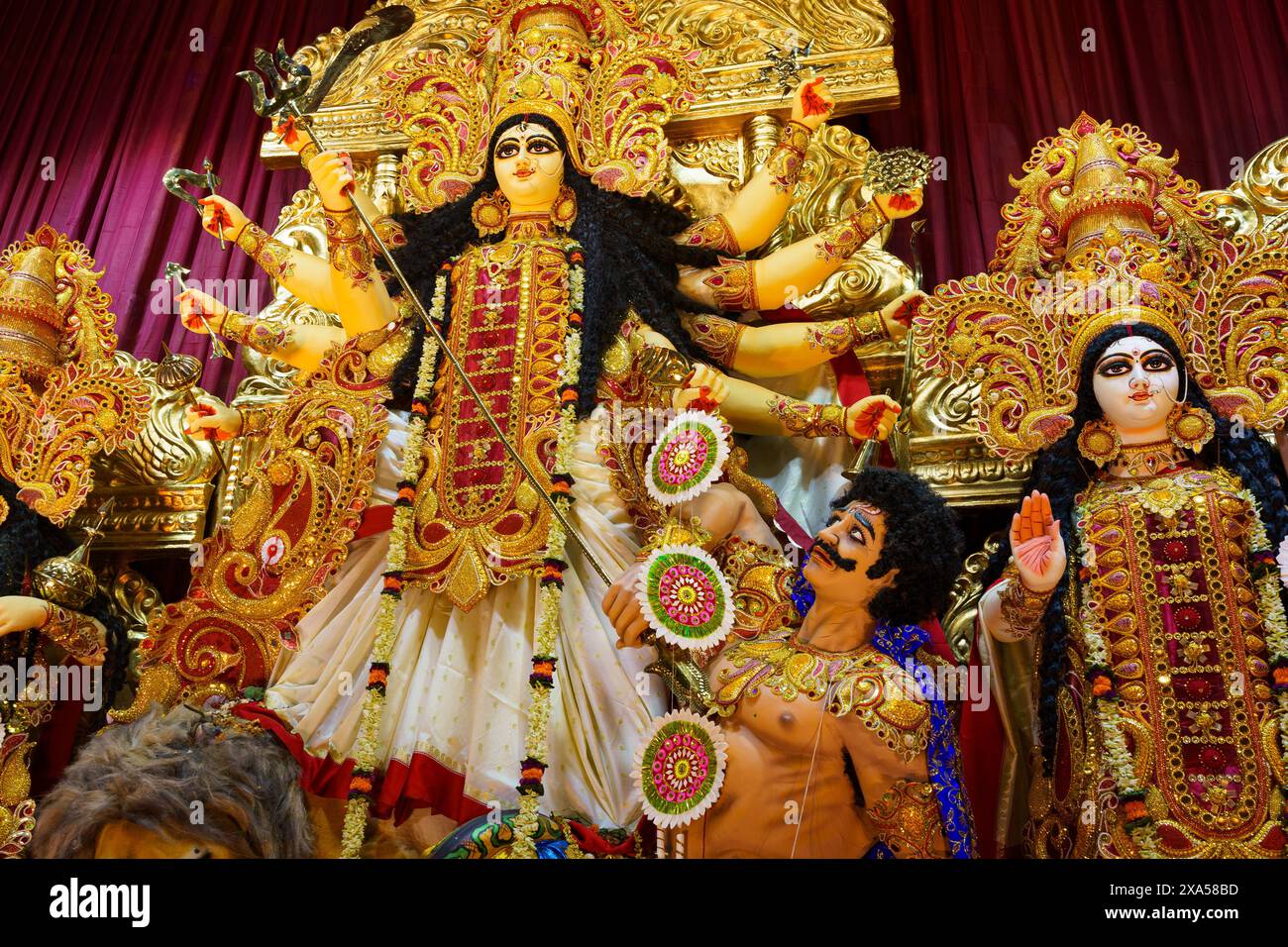 Kalkutta, Indien - 20. Oktober 2024: Pandalen mit Nachbildungen der Göttin Durga werden im Stadtzentrum während der Durga Puja Feiern gesehen, die jährlich stattfinden Stockfoto
