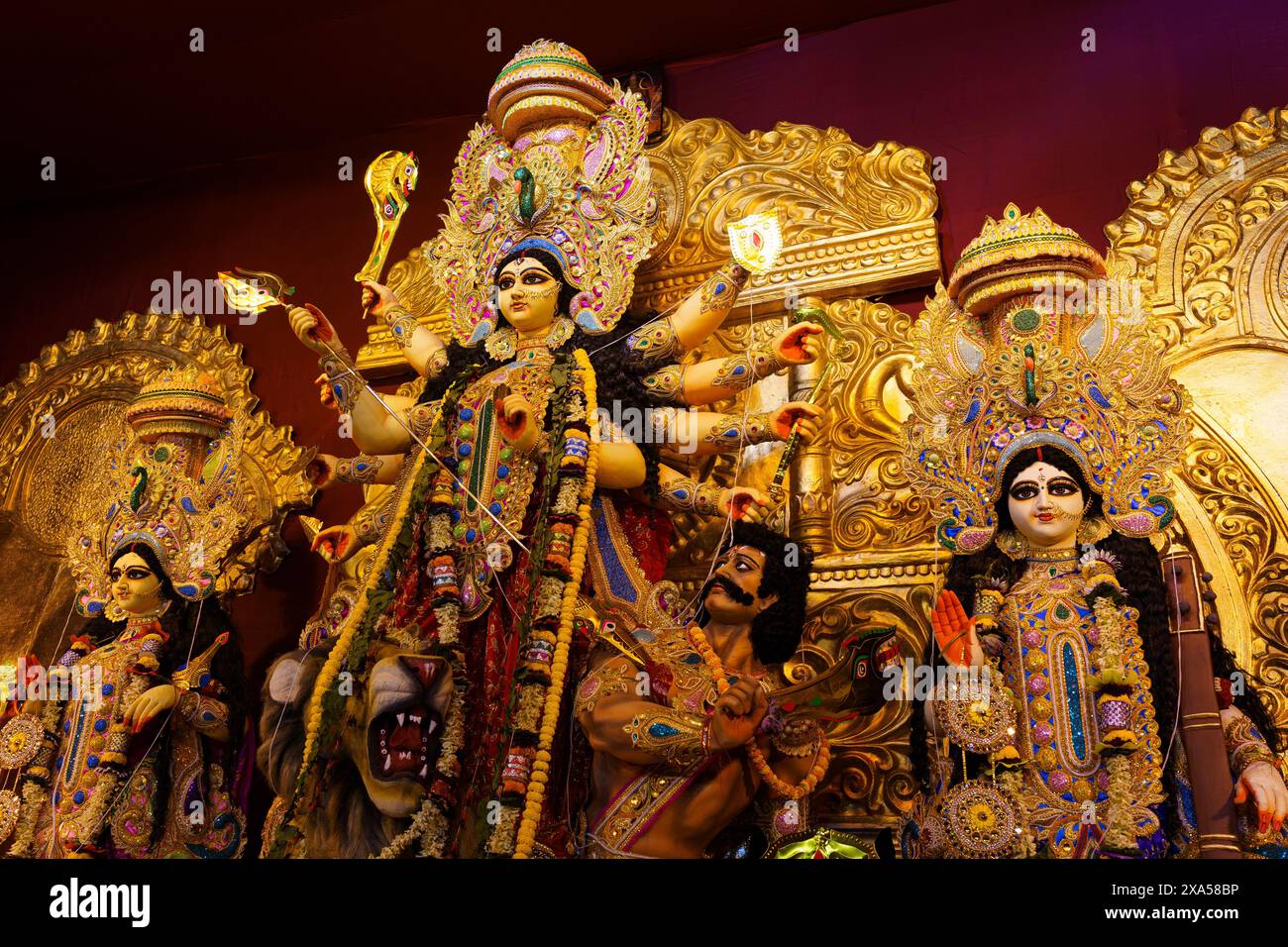 Kalkutta, Indien - 20. Oktober 2024: Pandalen mit Nachbildungen der Göttin Durga werden im Stadtzentrum während der Durga Puja Feiern gesehen, die jährlich stattfinden Stockfoto