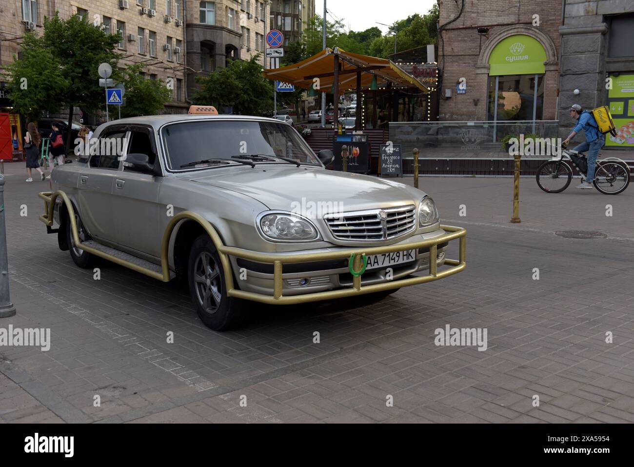 Ein ungewöhnliches Taxi mit hausgemachtem Allround-Stoßfänger in Kiew, Ukraine Stockfoto