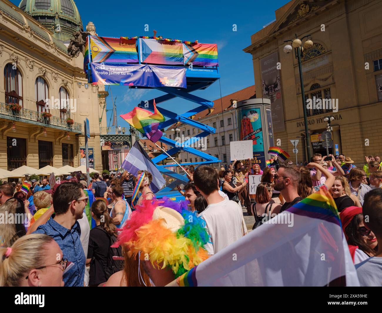 Prag, Tschechische Republik - 12. August 2023: Stolz-Monat in der Altstadt. Prager Pride Festival Parade. festivalteilnehmer in verschiedenen Kostümen, t Stockfoto