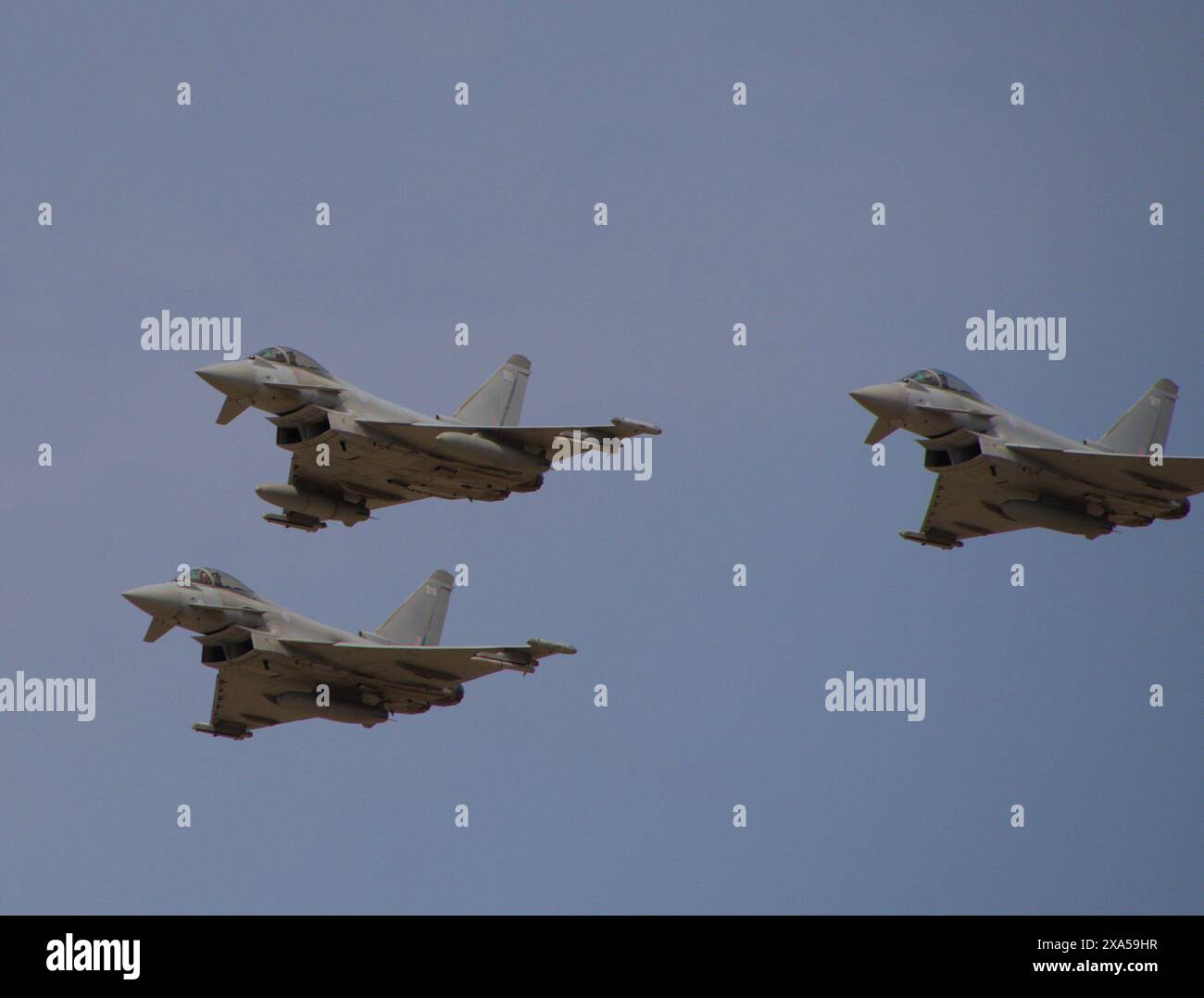 Die Militärjets fliegen in Formation durch den Himmel Stockfoto