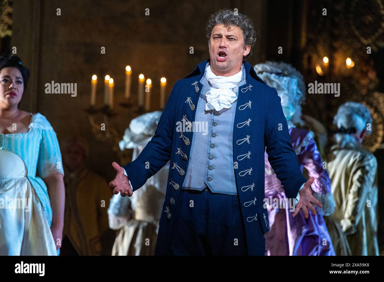 Jonas Kaufmann (Andrea Chenier) in ANDREA CHENIER an der Royal Opera, Covent Garden, London WC2 30/05/2024 Musik: Umberto Giordano Libretto: Luigi Illica Dirigent: Antonio Pappano Design: Robert Jones Kostüme: Jenny Tiramani Beleuchtung: Adam Silverman Original Choreographie & Bewegung: Andrew George Revival Choreograf: Agurtzane Arrien Original Regisseur: David McVicar Revival Director: Thomas Guthrie Stockfoto