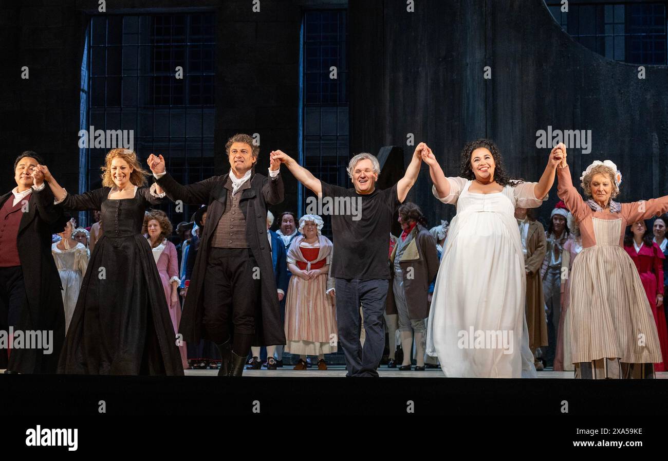 l-r: Amartuvshin Enkhbat (Carlo Gerard), Sondra Radvanovsky (Maddalena di Coigny), Jonas Kaufmann (Andrea Chenier), Antonio Pappano (Dirigent), Katia Ledoux (Bersi), Elena Zilio (Madelon) bei der Generalprobe von ANDREA CHENIER von Umberto Giordano an der Royal Opera, Covent 28/WC2 05 2024. Stockfoto