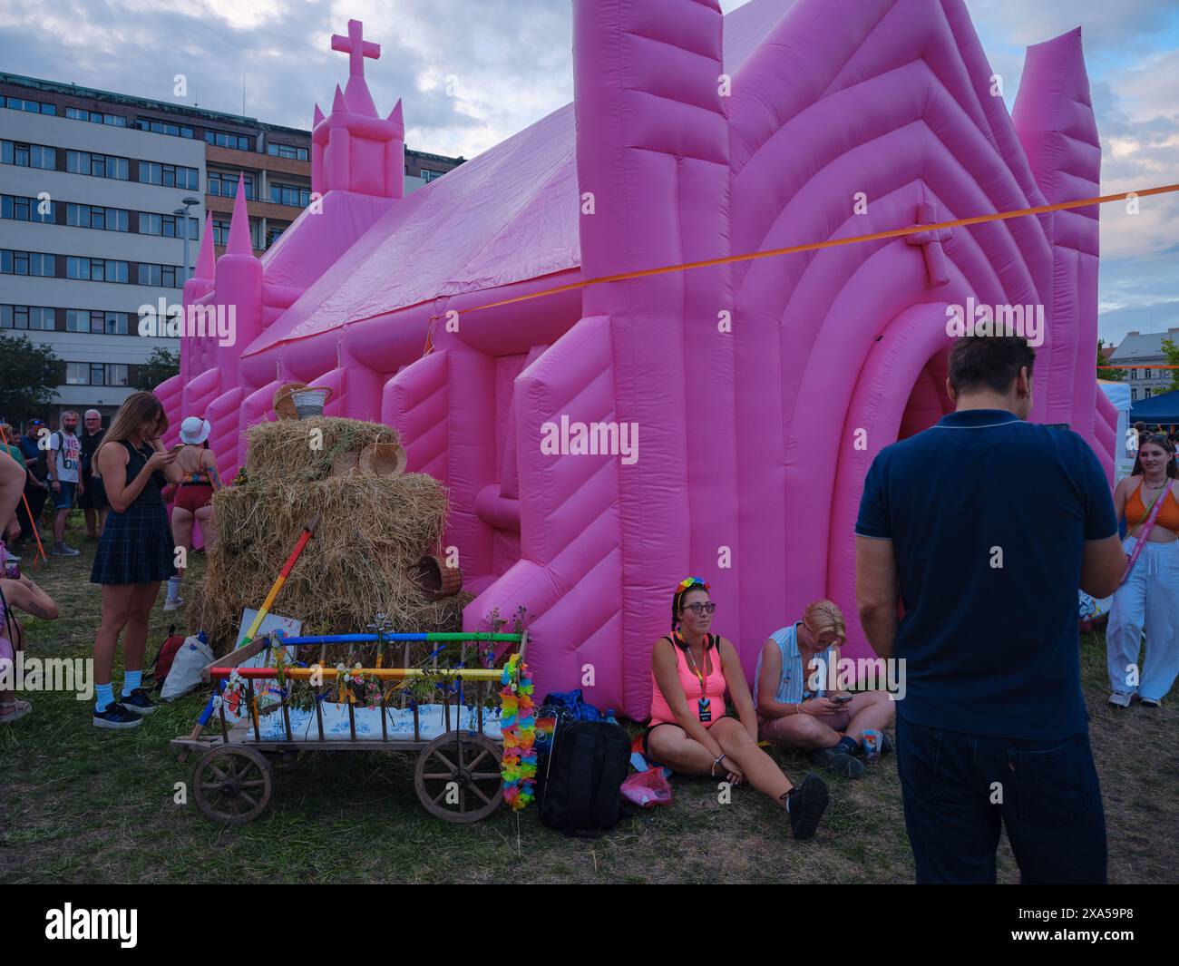 Prag, Tschechische Republik - 12. August 2023: Teilnehmer der jährlichen Prager Gay Pride Parade. Prager Pride Festival Parade. Stockfoto