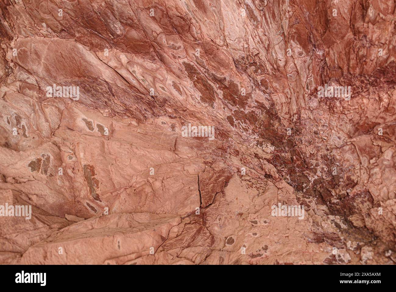 Die Natursteinstruktur roter Eisenoxidgesteine Stockfoto