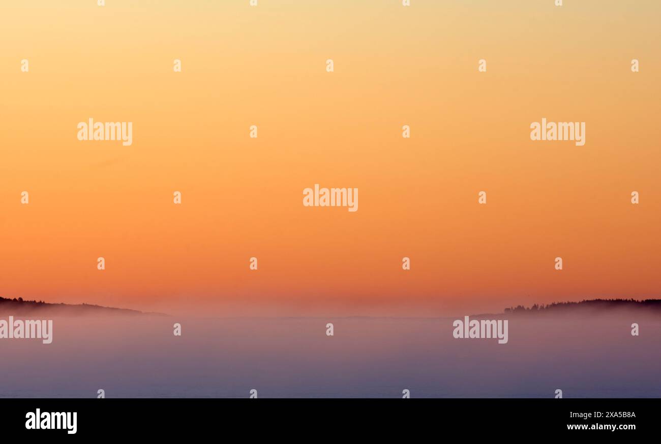 Sonnenaufgang über dem nebligen Ozean. November im Acadia-Nationalpark, Maine, USA. Stockfoto