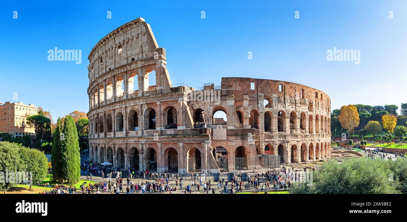 Panoramablick auf das Kolosseum (Kolosseum) ist eine der wichtigsten Reiseattraktionen von Rom, Italien. Panorama der antiken römischen Ruinen, Landschaft der Altstadt Roms. Stockfoto