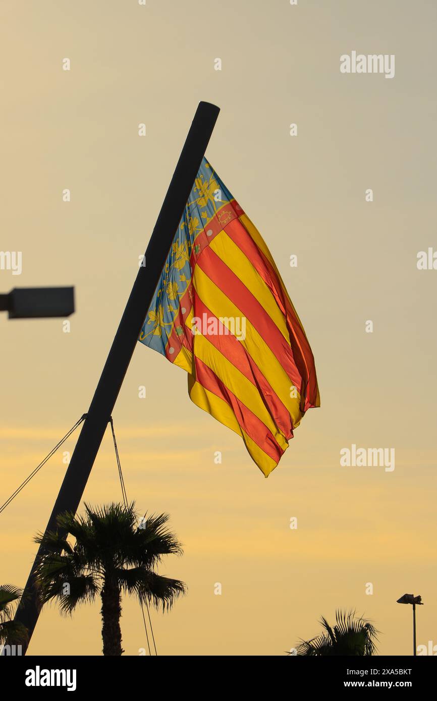 Flagge winkt vor bewölktem Himmel Stockfoto