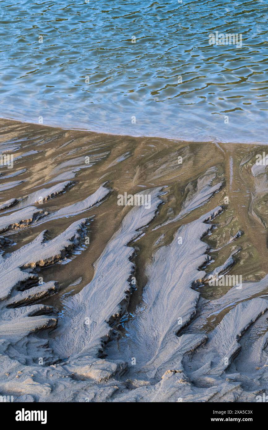 Sandige, schlammige Grate, die am Ufer des Gannel River zurückblieben, als die Flut am Crantock Beach in Newquay in Cornwall in Großbritannien zurückging. Stockfoto