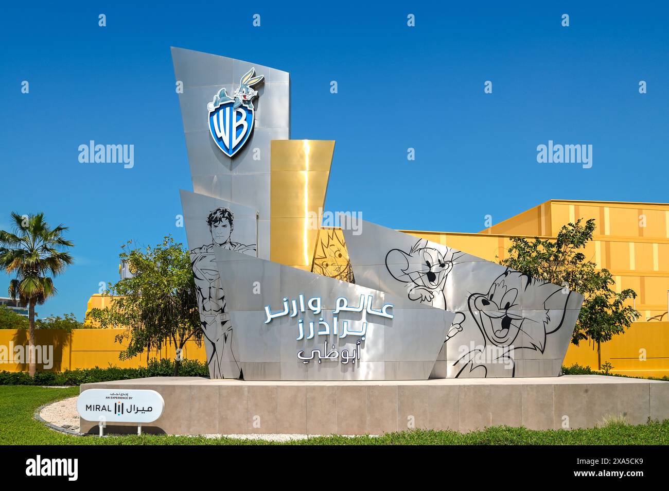 ABU DHABI - 29. März: Logo von Warner Bros vor dem Eingang des WB World Freizeitparks in Abu Dhabi am 29. März. 2024 in den Vereinigten Arabischen Emiraten. Stockfoto