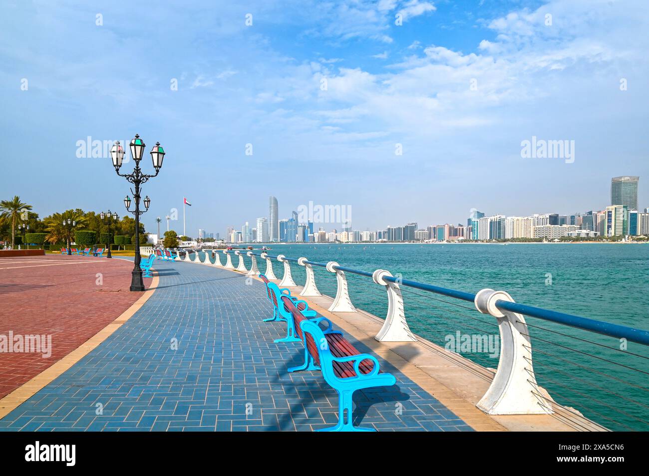 Blick auf Abu Dhabi mit Meer, Wolkenkratzer vom Ufer der Corniche Stockfoto