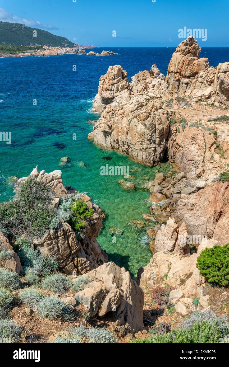 Blick auf eine Bucht an der mittelmeerküste und das Meer mit wunderschönen Felsen in klarem Wasser in Costa Paradiso, Sardinien Küste Stockfoto