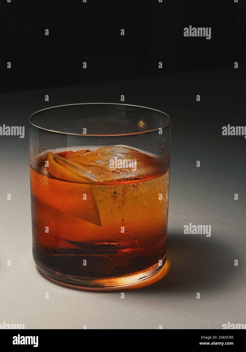 Ein Negroni-Glas mit garnierter Orangenscheibe Stockfoto