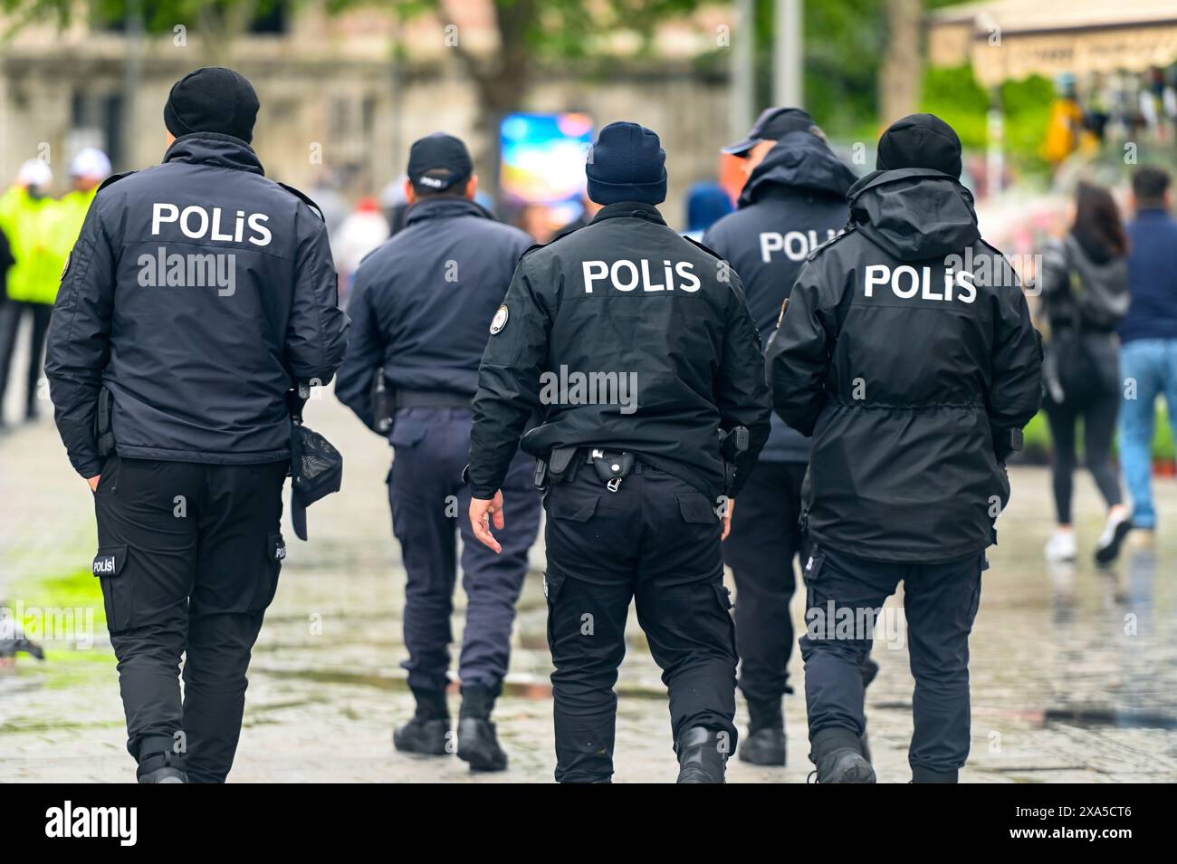 ISTANBUL – 01. MAI: Eine Gruppe türkischer Polizisten geht am 1. Mai in eine Straße von Istanbul. 2024 in der Türkei Stockfoto