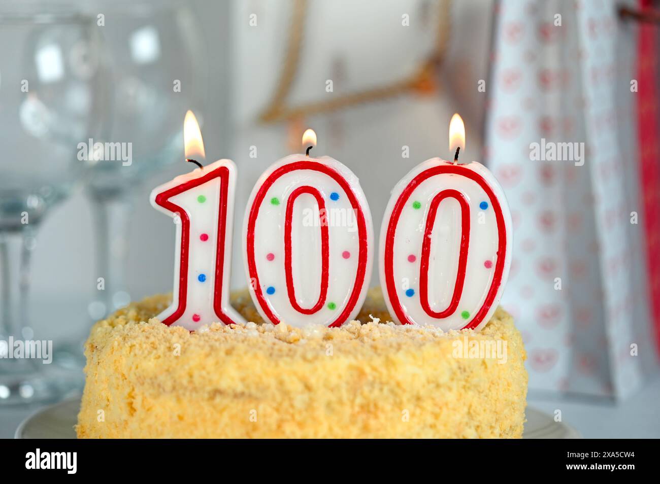 Festkuchen mit brennender Kerze Nummer 100 Stockfoto