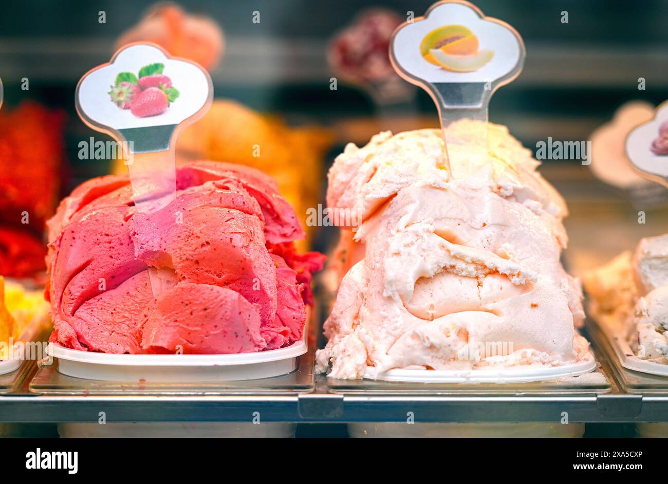 Süßeis mit Vanille- und Rotebeergeschmack als Textur oder Hintergrund Stockfoto