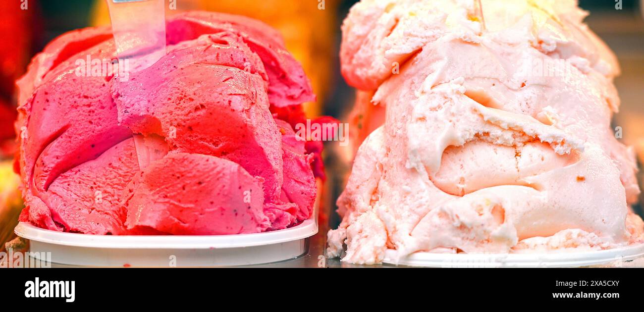 Langes Bild von süßem Eis mit Vanille- und roten Beerengeschmack als Textur oder Hintergrund Stockfoto