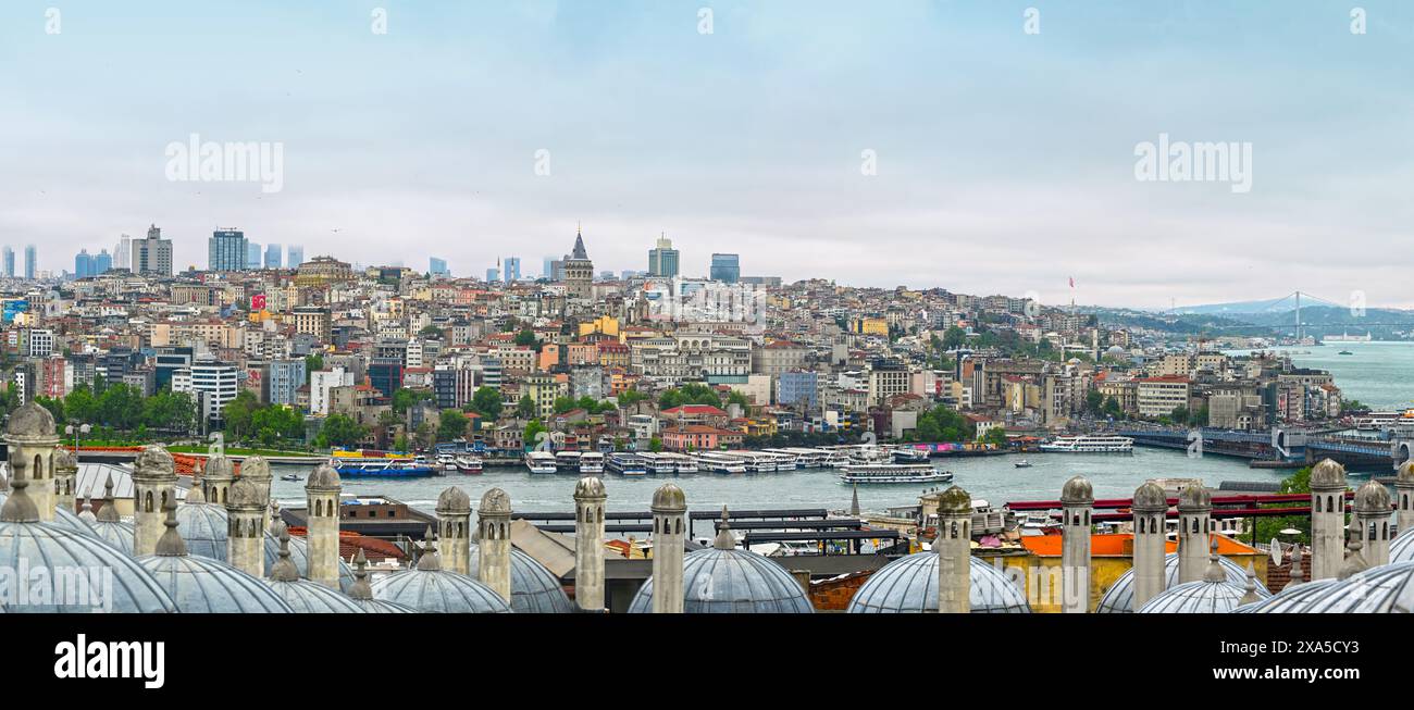 ISTANBUL - 01. MAI: Panoramablick auf Istanbul mit altem historischem Viertel, Architektur, Meer, Galaturm. Langes Bild als Panorama am 1. Mai. 2024 Stockfoto