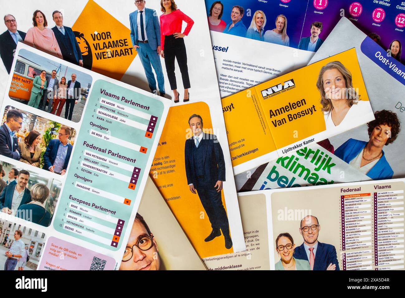 Flugblätter / Ordner für die Wahlkampagne der verschiedenen politischen Parteien für die belgischen Wahlen 2024 am 9. Juni 2024 in Belgien Stockfoto