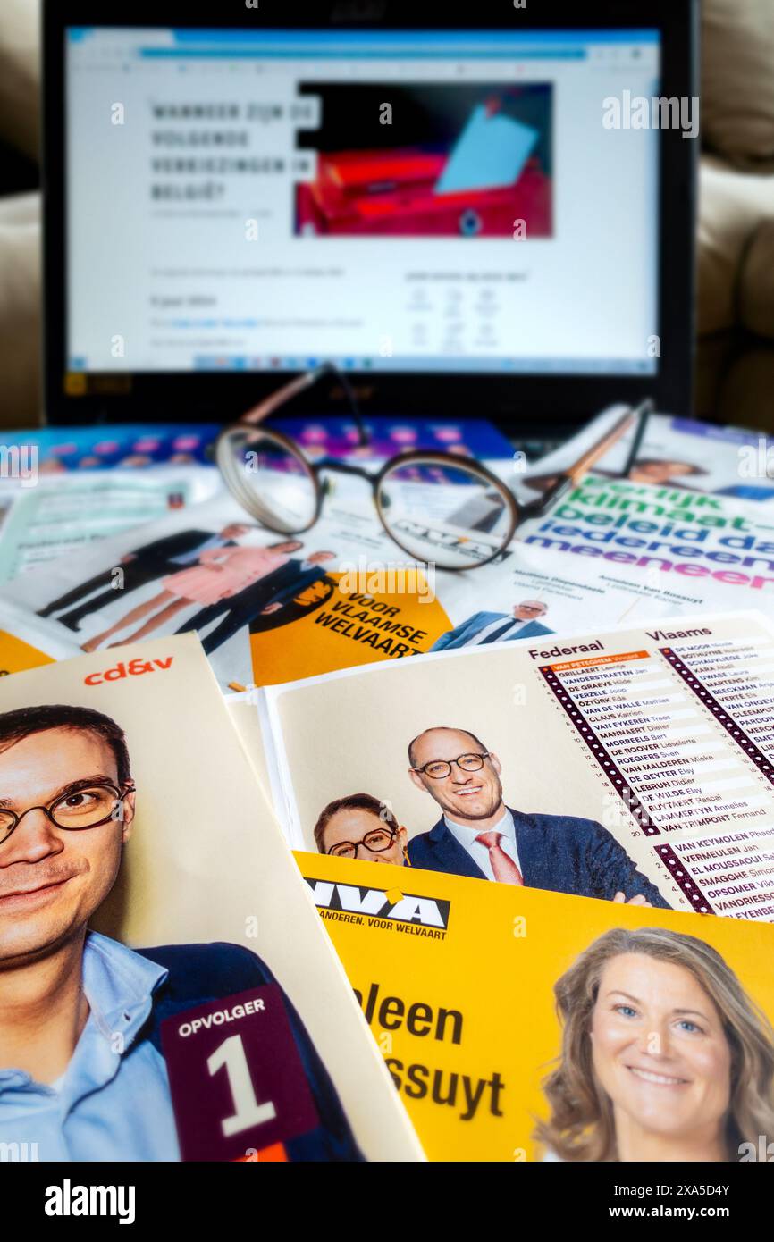 Flugblätter / Ordner für die Wahlkampagne der verschiedenen politischen Parteien für die belgischen Wahlen 2024 am 9. Juni 2024 in Belgien Stockfoto