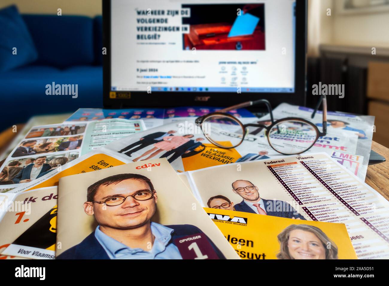 Flugblätter / Ordner für die Wahlkampagne der verschiedenen politischen Parteien für die belgischen Wahlen 2024 am 9. Juni 2024 in Belgien Stockfoto