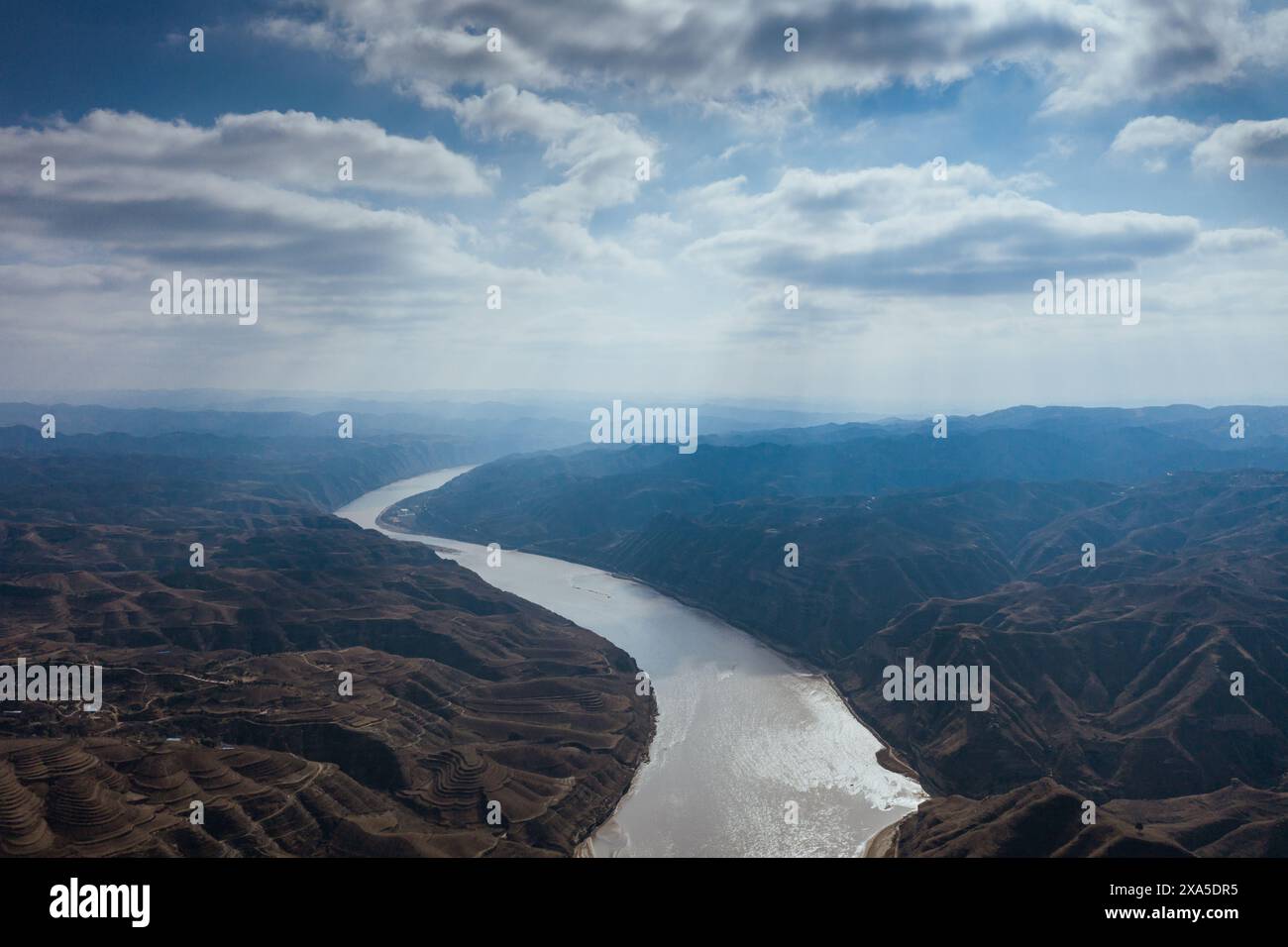 Aus der Vogelperspektive auf den Fluss, der sich durch die Landschaft schlängelt Stockfoto