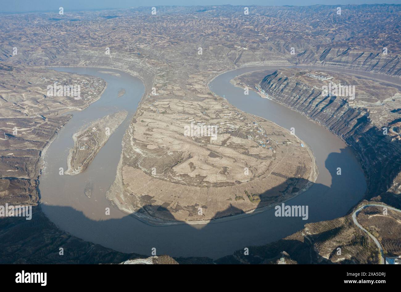 Der Colorado River schlängelt sich durch die trockene Wüstenlandschaft und schlängelt sich seinen Weg in den Canyon Stockfoto