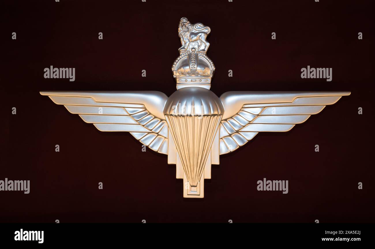 Fallschirmregiment-Insignien mit Fallschirmschirm mit Flügeln Königliche Krone und Löwe, getragen von Fallschirmjägern im britischen Militärabzeichen Stockfoto