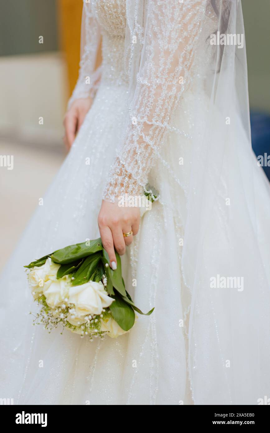 Die Braut in einem Hochzeitskleid mit einem Blumenstrauß Stockfoto