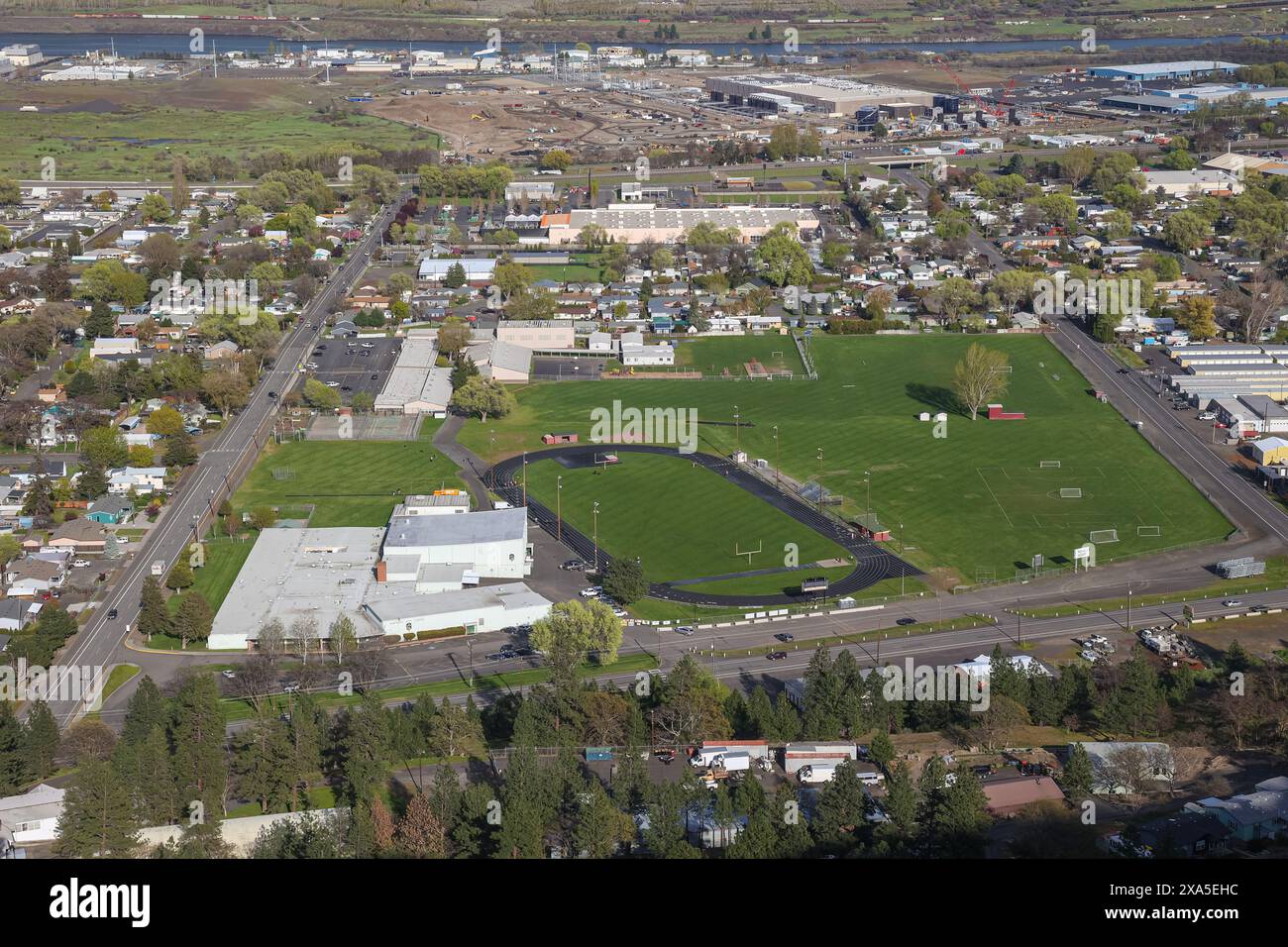 Ein malerischer Blick auf die Schulen von Wahtonka sowie das Fußballfeld und die Rennstrecke in den Dalles, Oregon Stockfoto