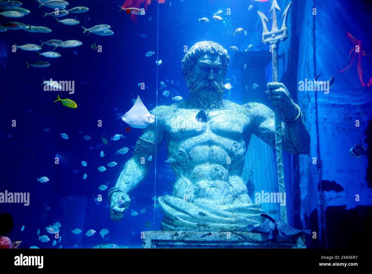 Ein Aquarium voller Fische und einer menschenähnlichen Statue Stockfoto