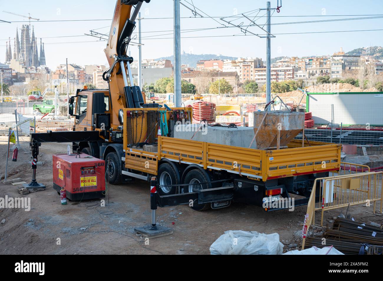 Ein 500 PS langer Iveco Trakker Lkw mit Euro 5-Abgasnorm und Kran Stockfoto