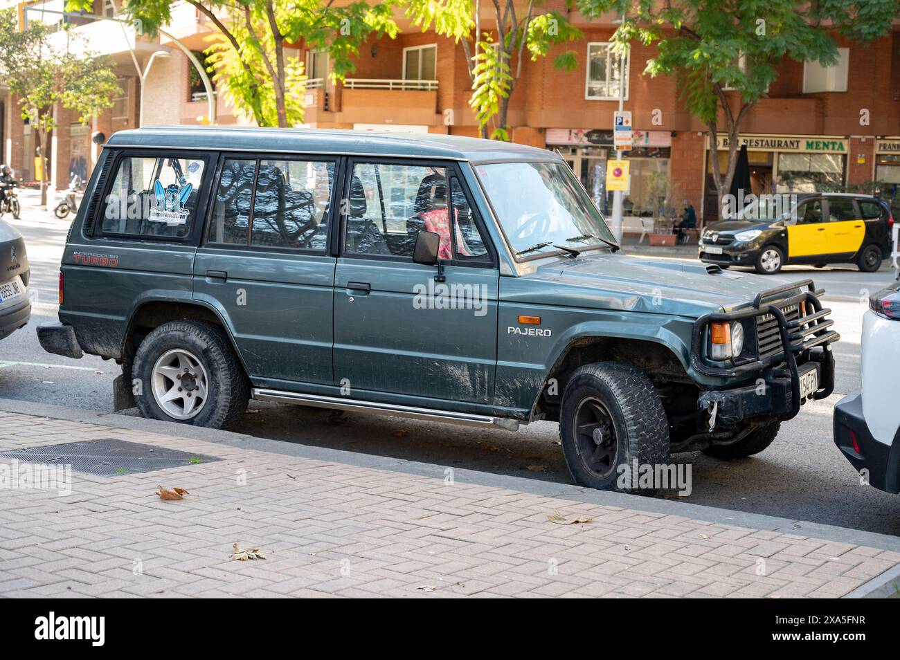 Ein alter grüner Mitsubishi Pajero L040 oder Montero L040, der auf der Straße von Barcelona geparkt ist Stockfoto