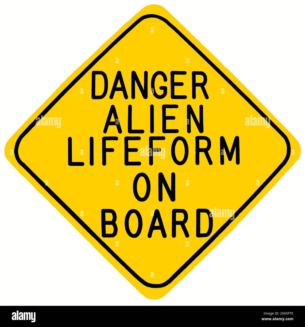 Ein digital bemaltes Warnschild, das darauf hinweist, dass sich ein Alien an Bord befindet. Isoliert auf weißem Hintergrund zum Beschneiden. Stockfoto