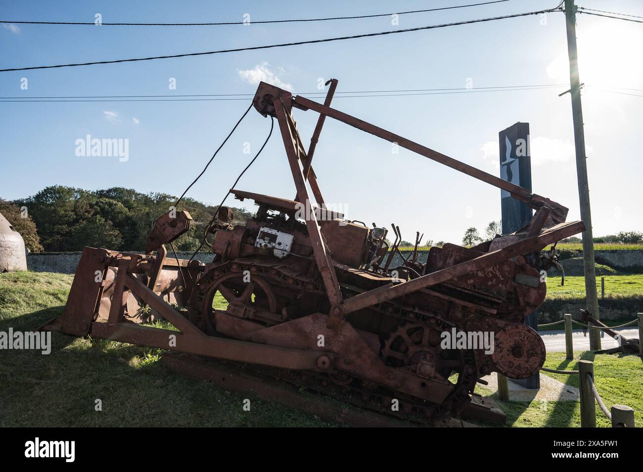 Der amerikanische Caterpillar D4-Planierraupenbagger aus dem Zweiten Weltkrieg diente dazu, beschädigte feindliche Panzer aus dem Weg zu räumen Stockfoto