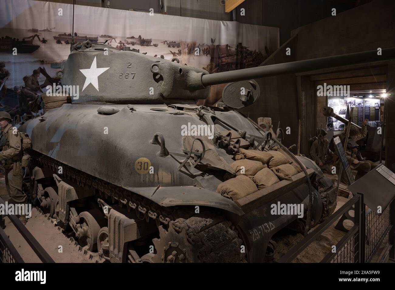 Ein amerikanischer M4A1 Mittelpanzer Sherman aus dem Zweiten Weltkrieg in einem Museum in der Normandie Stockfoto