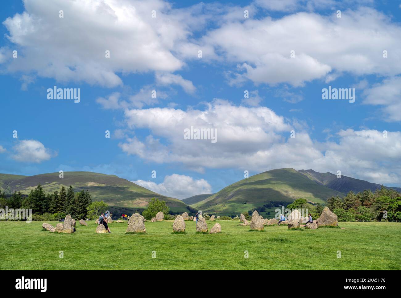 Besucher Castlerigg Steinkreis, eine späte Jungsteinzeit zur Frühen Bronzezeit in der Nähe von Keswick, Lake District, Cumbria, Großbritannien Stockfoto