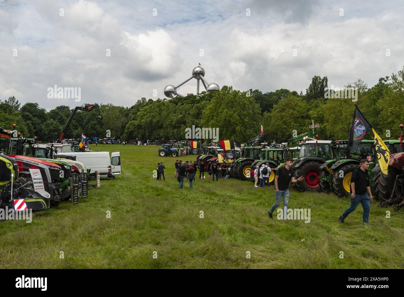 Nicolas Landemard/Le Pictorium - Demonstration der Landwirte in Brüssel. - 04/06/2024 - Belgien/Brüssel/Brüssel - mehr als 500 Traktoren (Polizeibeamte) und über tausend Teilnehmer aus ganz Europa haben sich heute im Heysel-Stadion in der belgischen Hauptstadt auf einen Aufruf der Farmers Defense Force-Bewegung geeinigt. Die Demonstration zielte im Allgemeinen darauf ab, europäische Vorschriften und Vorschriften für landwirtschaftliche Betriebe (Pestizide, Setzbeihilfen, Stickstoff usw.) anzuprangern. Die Mobilisierung reichte von Reden bis hin zu symbolischen Aktionen vor dem Europäischen Parlament. Es sollte beachtet werden Stockfoto