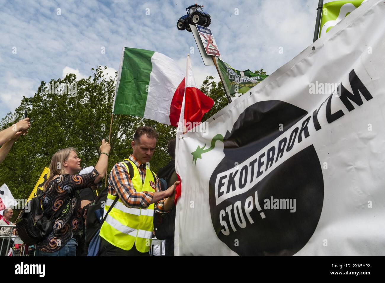 Nicolas Landemard/Le Pictorium - Demonstration der Landwirte in Brüssel. - 04/06/2024 - Belgien/Brüssel/Brüssel - mehr als 500 Traktoren (Polizeibeamte) und über tausend Teilnehmer aus ganz Europa haben sich heute im Heysel-Stadion in der belgischen Hauptstadt auf einen Aufruf der Farmers Defense Force-Bewegung geeinigt. Die Demonstration zielte im Allgemeinen darauf ab, europäische Vorschriften und Vorschriften für landwirtschaftliche Betriebe (Pestizide, Setzbeihilfen, Stickstoff usw.) anzuprangern. Die Mobilisierung reichte von Reden bis hin zu symbolischen Aktionen vor dem Europäischen Parlament. Es sollte beachtet werden Stockfoto