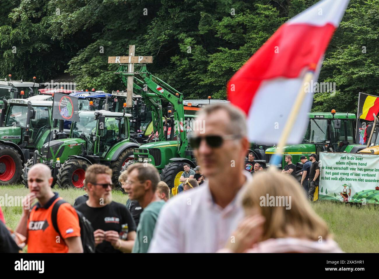 Nicolas Landemard/Le Pictorium - Demonstration der Landwirte in Brüssel. - 04/06/2024 - Belgien/Brüssel/Brüssel - mehr als 500 Traktoren (Polizeibeamte) und über tausend Teilnehmer aus ganz Europa haben sich heute im Heysel-Stadion in der belgischen Hauptstadt auf einen Aufruf der Farmers Defense Force-Bewegung geeinigt. Die Demonstration zielte im Allgemeinen darauf ab, europäische Vorschriften und Vorschriften für landwirtschaftliche Betriebe (Pestizide, Setzbeihilfen, Stickstoff usw.) anzuprangern. Die Mobilisierung reichte von Reden bis hin zu symbolischen Aktionen vor dem Europäischen Parlament. Es sollte beachtet werden Stockfoto