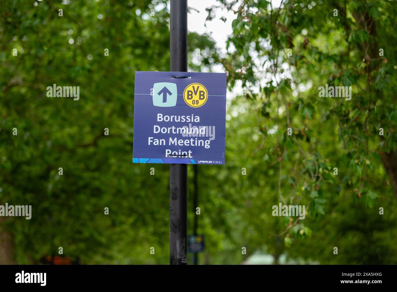 Schild für den Treffpunkt der Fans von Borussia Dortmund in Hyde Park, London, Großbritannien, für das UEFA Champions League-Finale zwischen Borussia Dortmund und Real Madrid Stockfoto