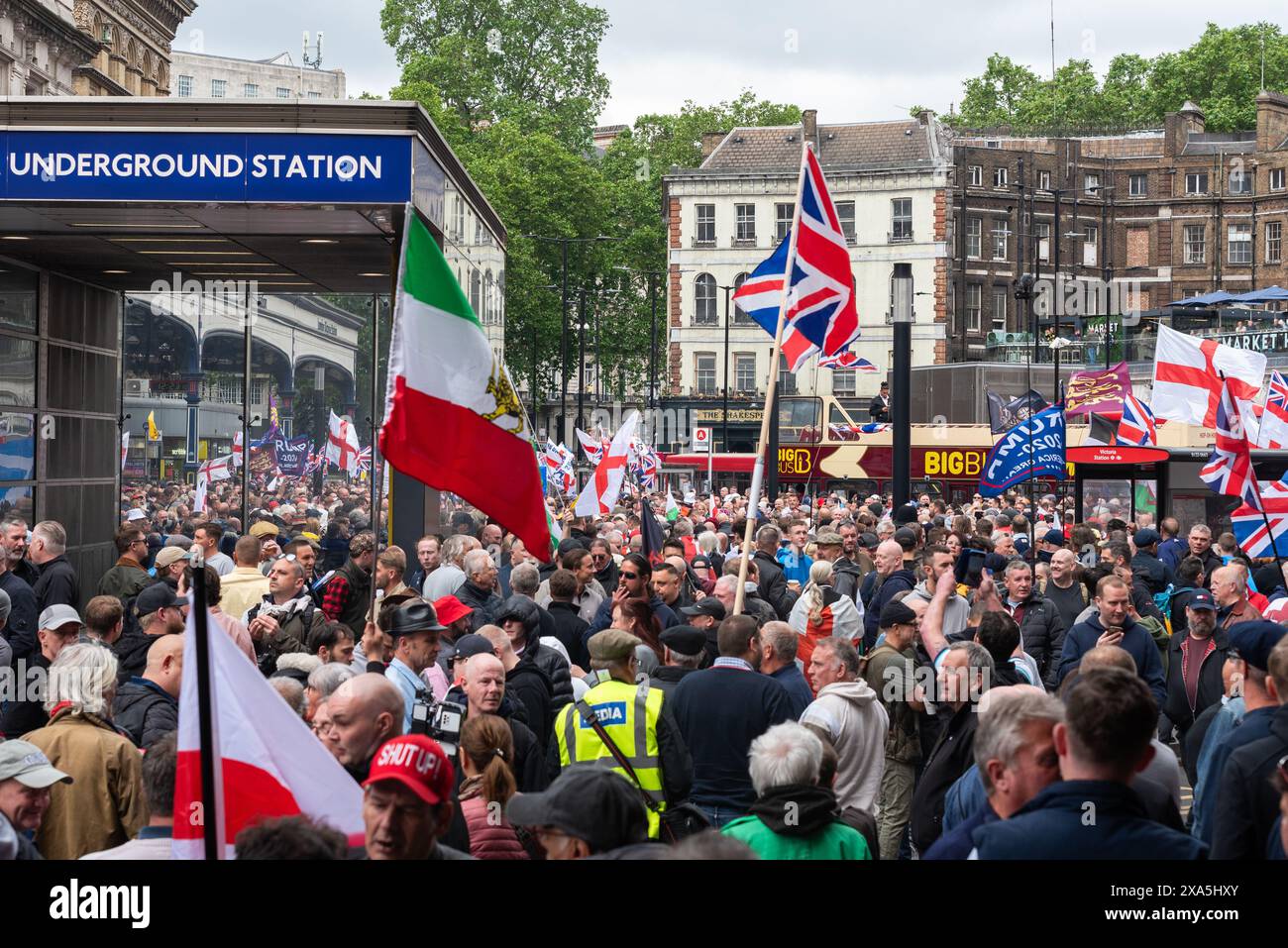 Gruppen wie die English Defence League, die sich vor der Londoner Victoria Station versammeln, marschieren gegen Proteste gegen Themen wie angebliche zweistufige Polizeiarbeit Stockfoto