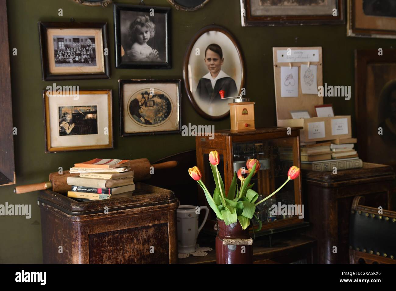 Wunderschöner alter Stil und antiker Kaffeestube und Restaurant in der Stadt Breslau, Polen, mit vielen alten Dingen überall Stockfoto