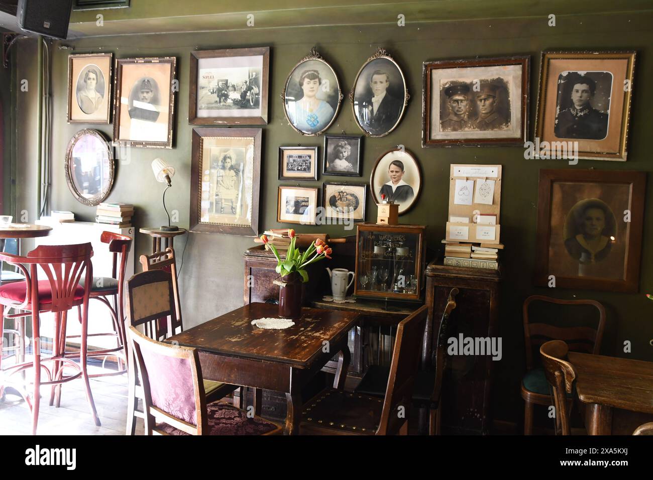 Wunderschöner alter Stil und antiker Kaffeestube und Restaurant in der Stadt Breslau, Polen, mit vielen alten Dingen überall Stockfoto